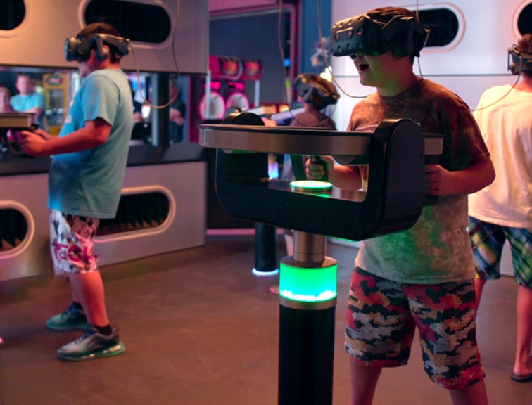 Deux enfants jouant à un jeu haptique D-BOX